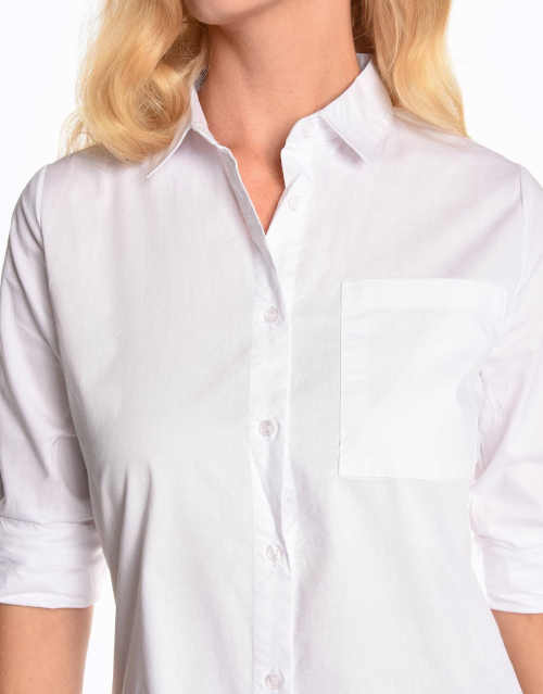 Štýlová biela dámska košeľa s náprsným vreckom