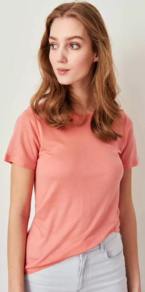 Jednofarebné ružové dámske tričko bez nápisov